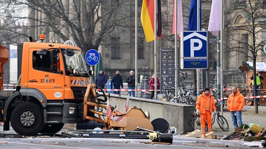 Berlin'de bin 500 balığın bulunduğu dev akvaryum patladı: 2 yaralı  