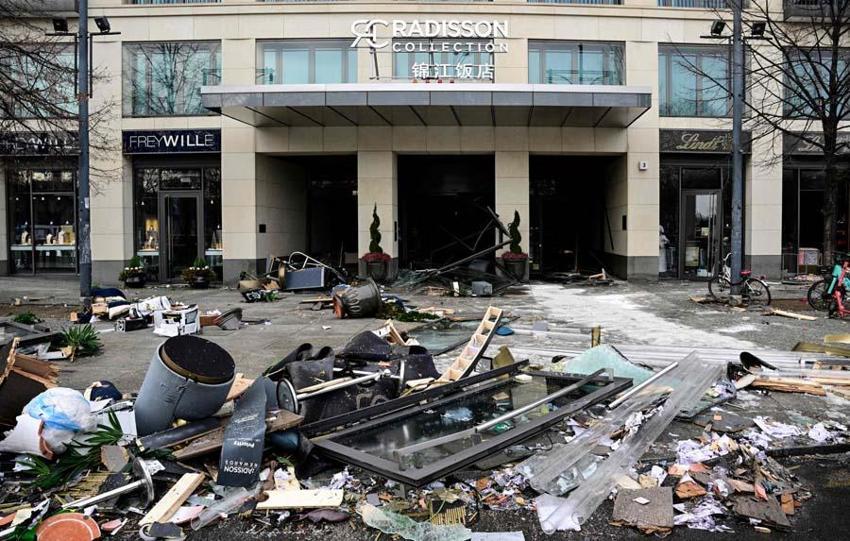 Berlin'de bin 500 balığın bulunduğu dev akvaryum patladı: 2 yaralı  