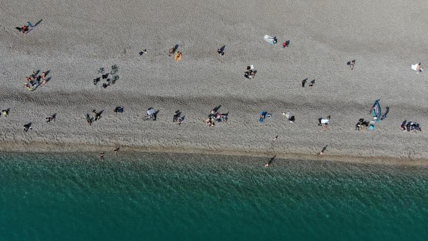 Kış ayında yazı yaşadılar! Denize girip bol bol güneşlendiler