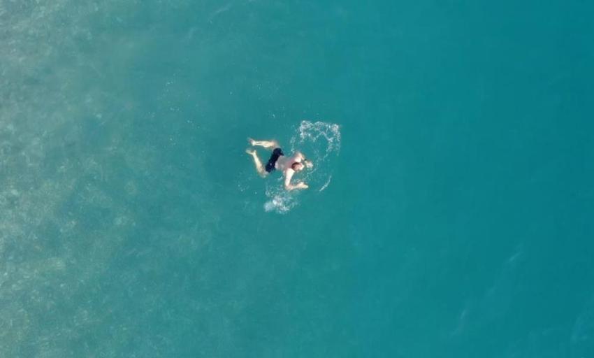 Kış ayında yazı yaşadılar! Denize girip bol bol güneşlendiler