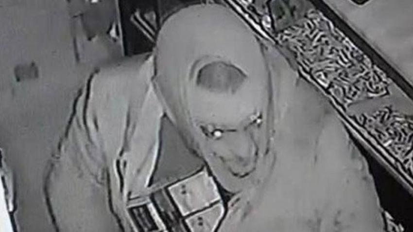 Gece yarısı ortaya çıktı, 100 bin liralık malzemeleri çalıp çıktı! İşte 'fare adam'ın anbean görüntüleri...