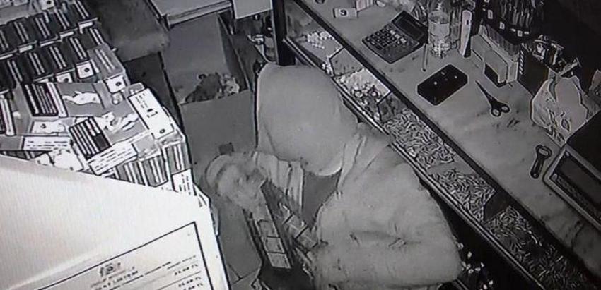 Gece yarısı ortaya çıktı, 100 bin liralık malzemeleri çalıp çıktı! İşte 'fare adam'ın anbean görüntüleri...