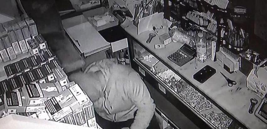 Gece yarısı ortaya çıktı, 100 bin liralık malzemeleri çalıp çıktı! İşte 'fare adam'ın anbean görüntüleri...