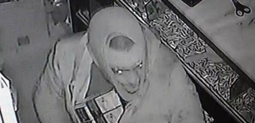 Gece yarısı ortaya çıktı, 100 bin liralık malzemeleri çalıp çıktı! İşte 'fare adam'ın anbean görüntüleri...