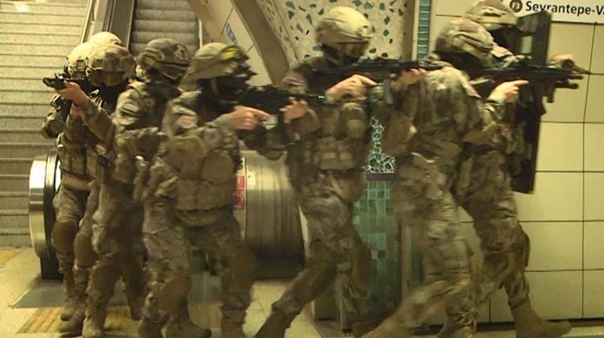 İstanbul'da özel harekat polisinden nefes kesen tatbikat