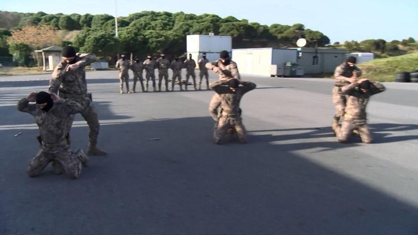İstanbul'da özel harekat polisinden nefes kesen tatbikat
