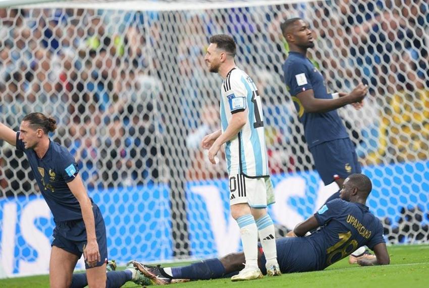 Kameralar yakalayamadı ama futbolseverler görünce şok oldu! Messi'den Mbappe'ye yumruk