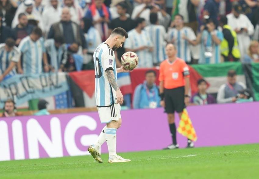 Martinez'i, Di Maria'yı, Messi'yi bıraktılar ona saldırdılar: Rezalet