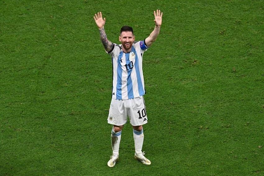 Martinez'i, Di Maria'yı, Messi'yi bıraktılar ona saldırdılar: Rezalet