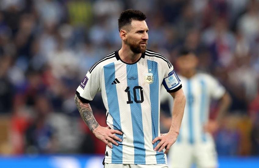 Martinez'i, Di Maria'yı, Messi'yi bıraktılar ona saldırdılar: Rezalet