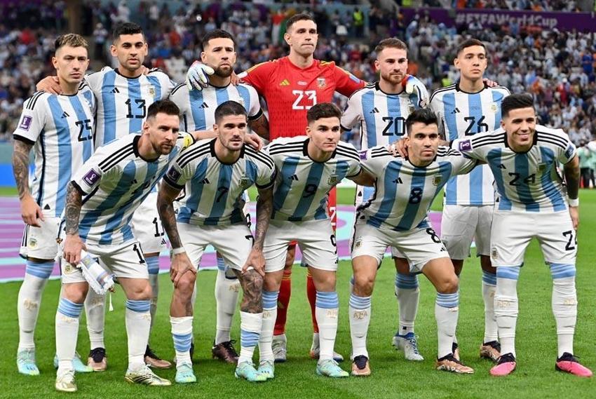 Martinez'i, Di Maria'yı, Messi'yi bıraktılar ona saldırdılar: Rezalet