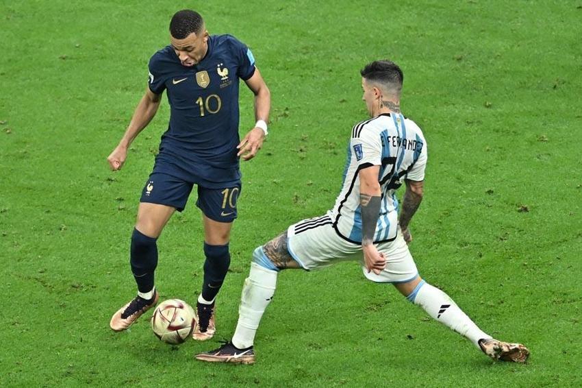 Martinez'i, Di Maria'yı, Messi'yi bıraktılar ona saldırdılar: Rezalet