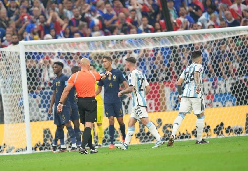 Martinez'i, Di Maria'yı, Messi'yi bıraktılar ona saldırdılar: Rezalet