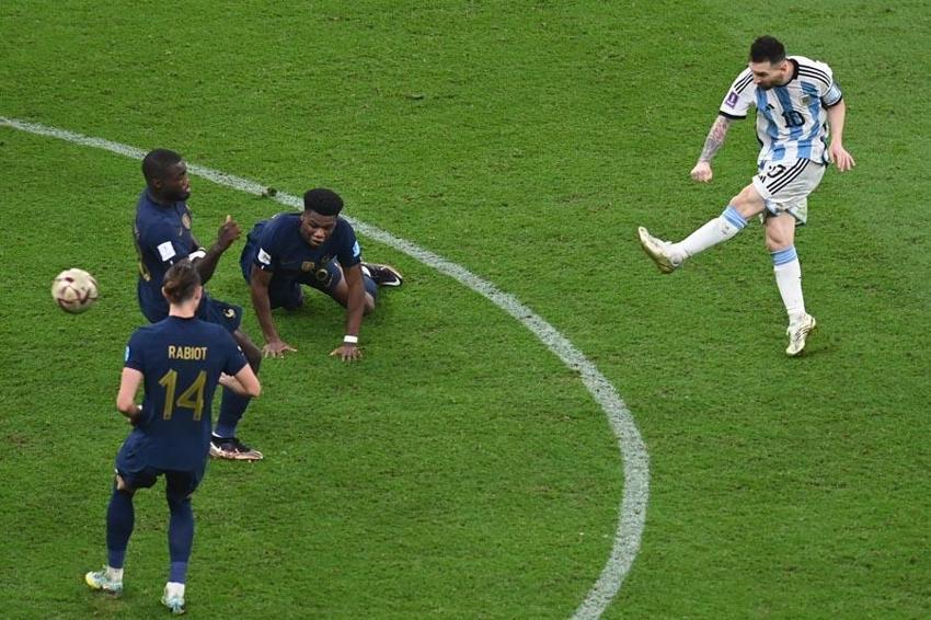 Martinez'i, Di Maria'yı, Messi'yi bıraktılar ona saldırdılar: Rezalet