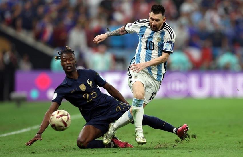 Martinez'i, Di Maria'yı, Messi'yi bıraktılar ona saldırdılar: Rezalet
