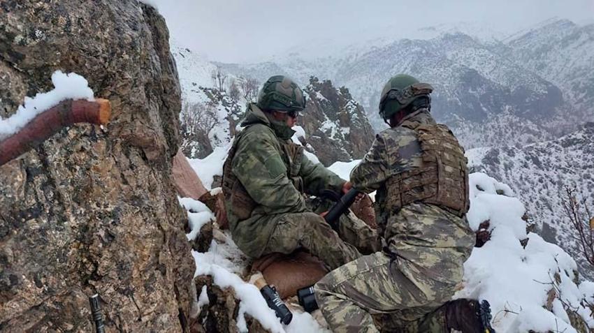 Mehmetçik sınır hattında! Eksi 25'te nefes kesen görüntüler