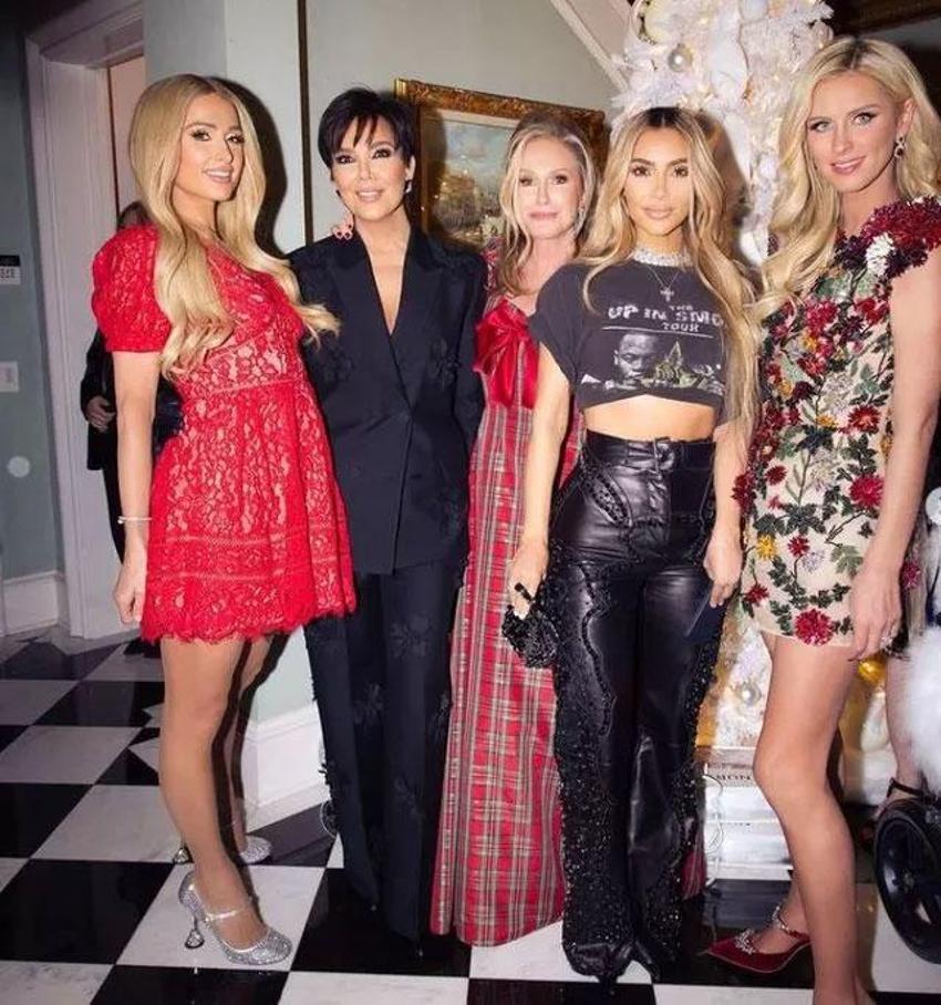 Kim Kardashian kıyafetiyle alay konusu oldu! 'Kıyafet yönetmeliği notunu gitmedi mi?'