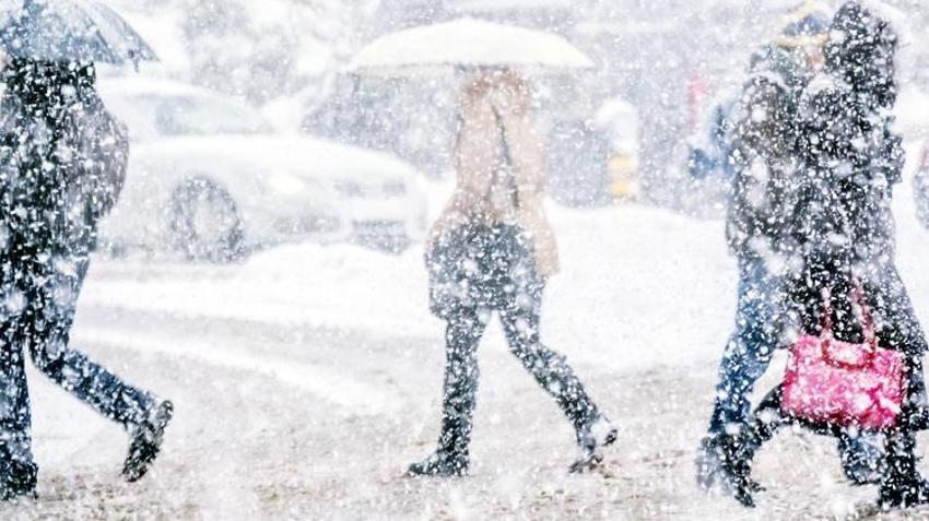 Kar başladı! İstanbul'a mevsimin ilk karı düştü, 10 ilde kar alarmı verildi