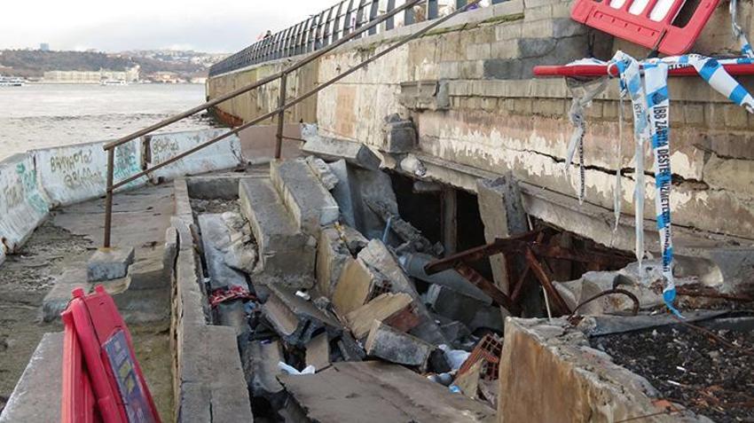 Üsküdar Sahili'nde korkutan görüntü! Yürürken fark ettiler: Oturup çay içiyorduk