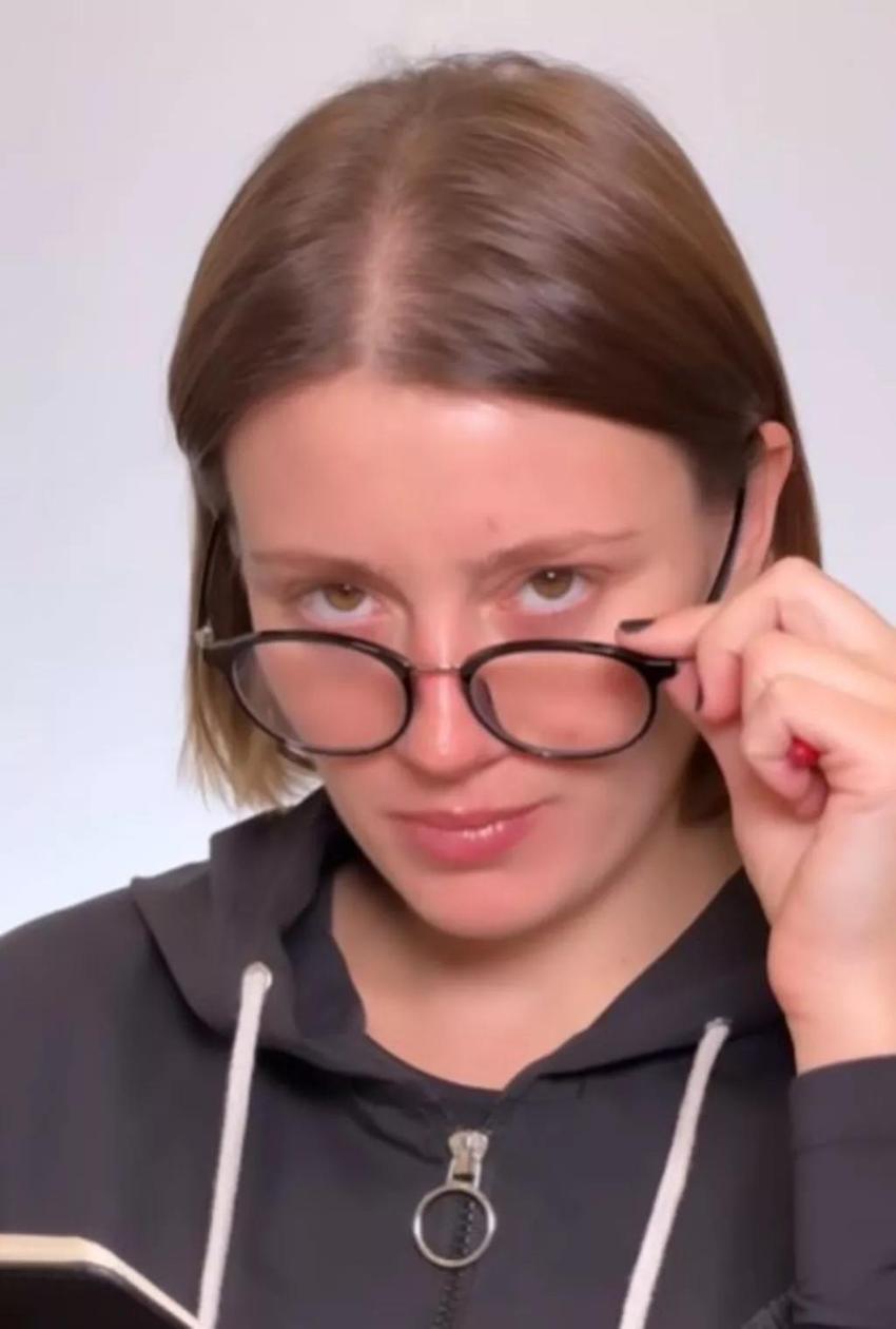 Gizem Karaca araba pozuyla adından söz ettirdi!