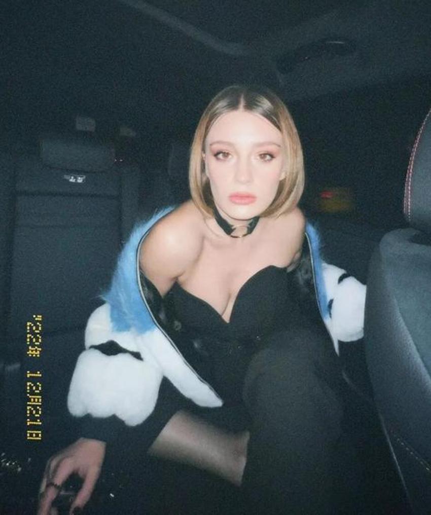 Gizem Karaca araba pozuyla adından söz ettirdi!