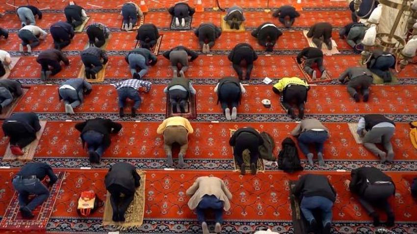 İlk teravih namazını cemaatle kim kıldırdı? İlk teravih namazı nerede kılınmıştır, ilk teravih namazını kim kıldırmıştır?