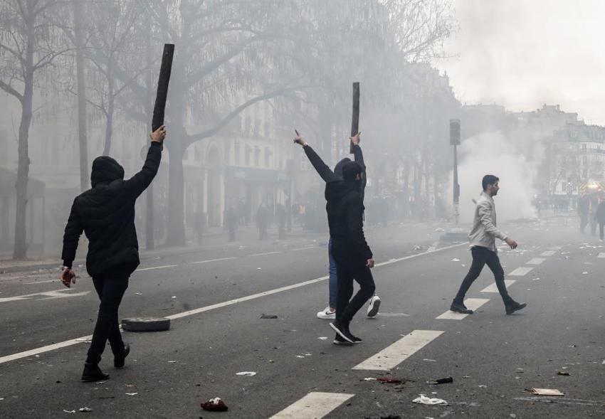 Terör örgütü PKK yandaşları Paris sokaklarını savaş alanına çevirdi