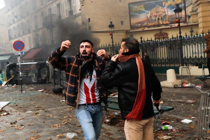 Terör örgütü PKK yandaşları Paris sokaklarını savaş alanına çevirdi