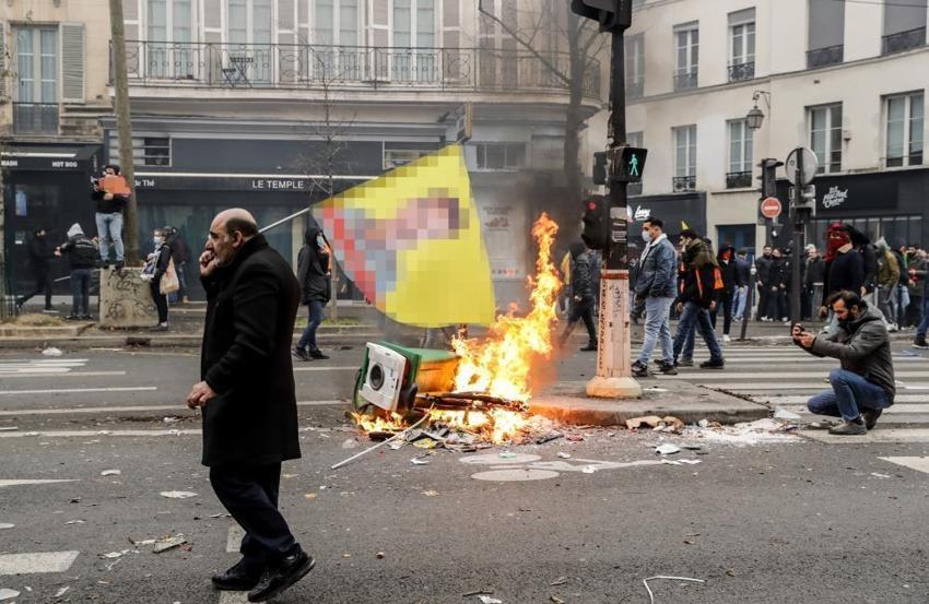 Terör örgütü PKK yandaşları Paris sokaklarını savaş alanına çevirdi