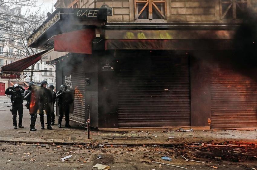 Terör örgütü PKK yandaşları Paris sokaklarını savaş alanına çevirdi