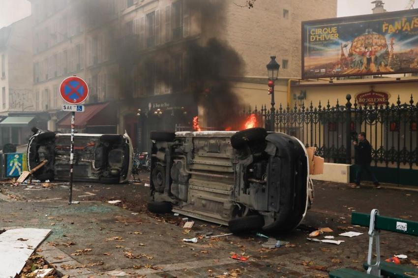 Terör örgütü PKK yandaşları Paris sokaklarını savaş alanına çevirdi
