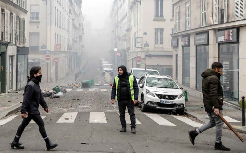 Terör örgütü PKK yandaşları Paris sokaklarını savaş alanına çevirdi