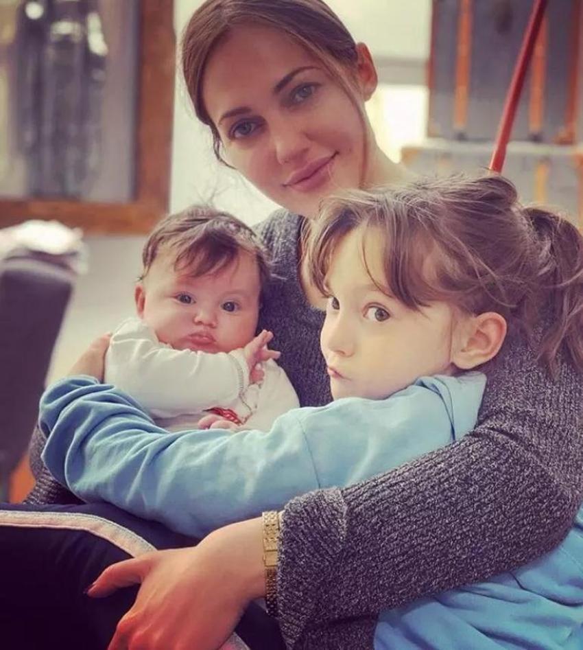 Meryem Uzerli'den kızlarıyla Noel pozları!