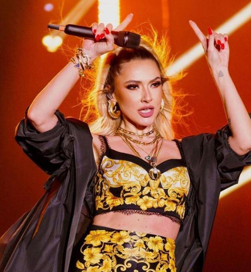 Ünlü şarkıcı son paylaşımıyla 'hadise' çıkardı! Pozlarına beğeni yağdı