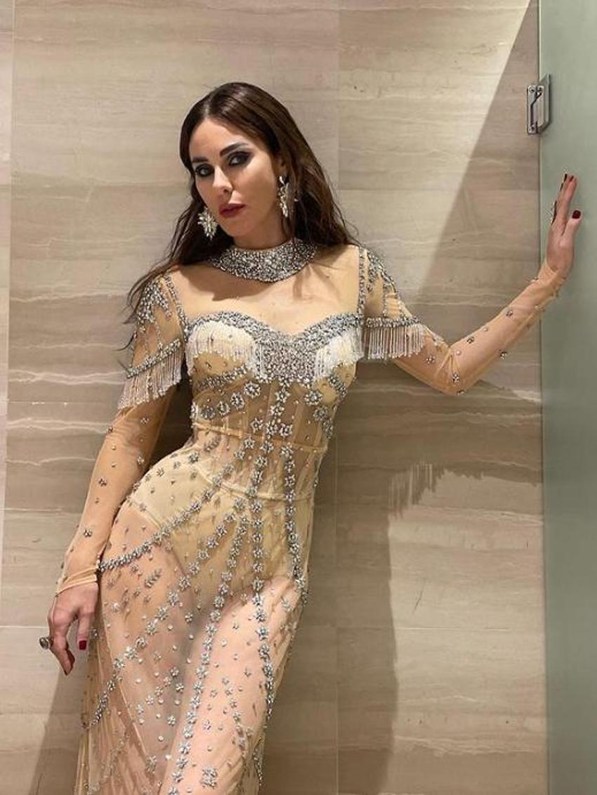 Defne Samyeli transparan elbisesiyle sosyal medyayı salladı!