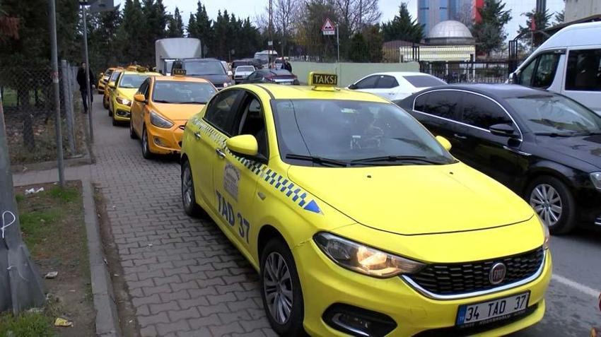 Taksi ücretlerine zam geldi! Taksiciler güncelleme için uzun kuyruklar oluşturdu