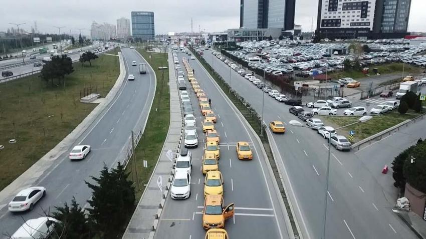 Taksi ücretlerine zam geldi! Taksiciler güncelleme için uzun kuyruklar oluşturdu