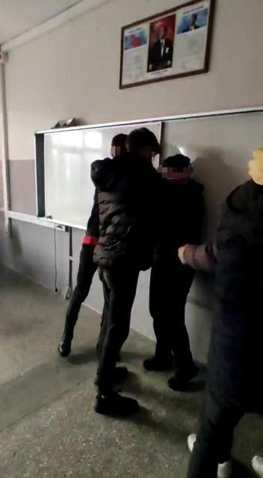Lisede rezalet görüntü! Zorla yaptırdılar, öğrenciler gözaltına alındı