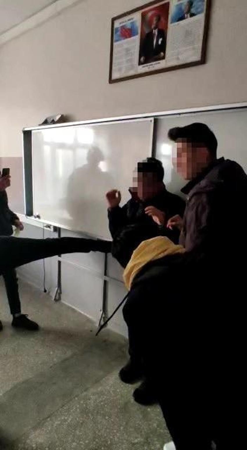 Lisede rezalet görüntü! Zorla yaptırdılar, öğrenciler gözaltına alındı