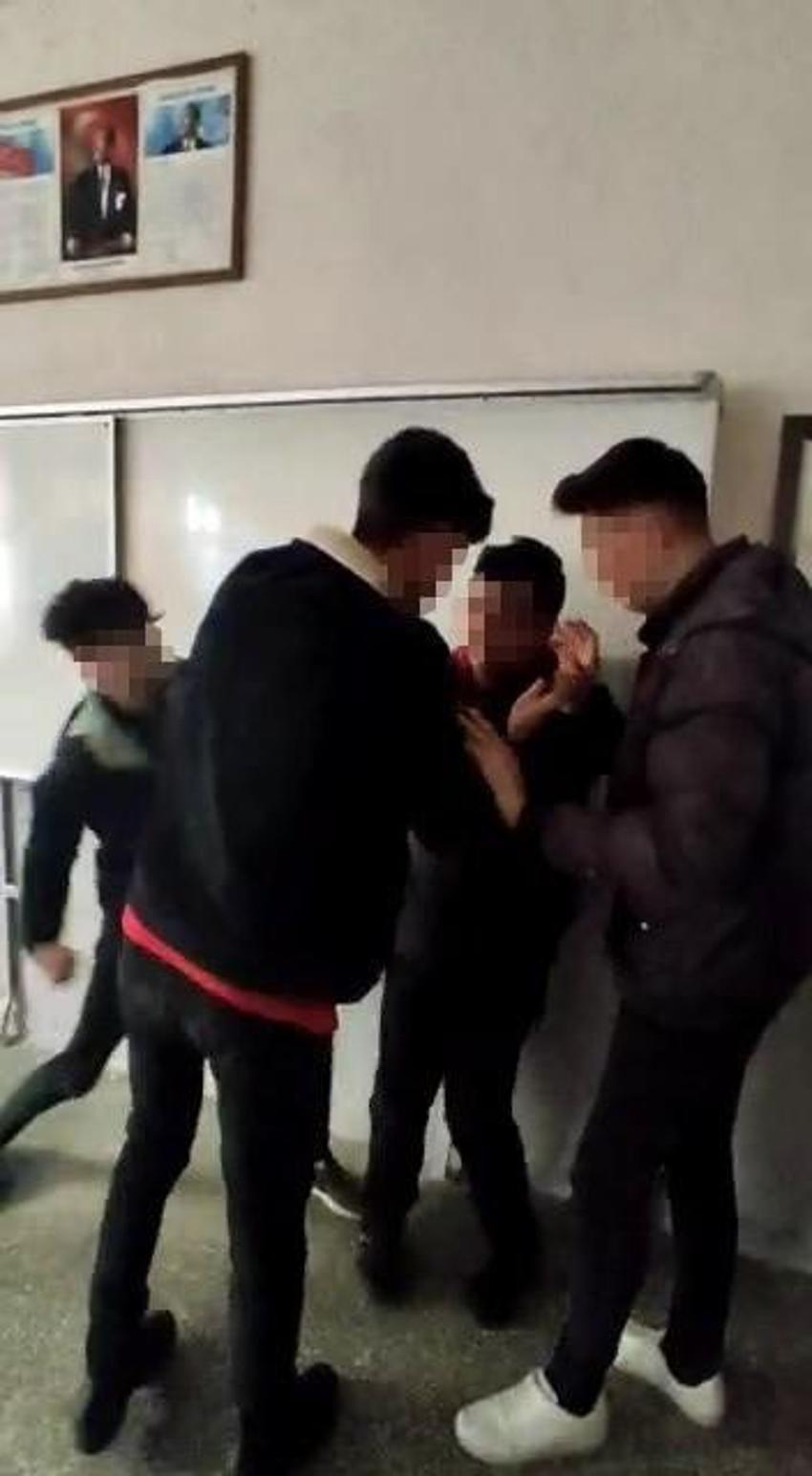 Lisede rezalet görüntü! Zorla yaptırdılar, öğrenciler gözaltına alındı