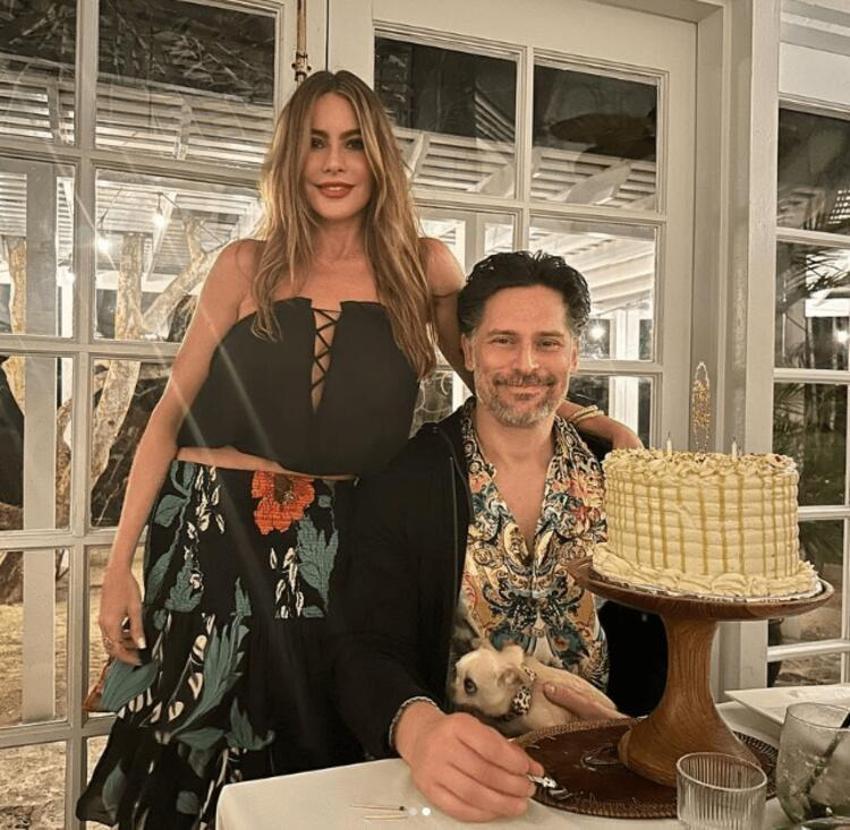 Ünlü oyuncu Sofia Vergara bikinili ayna pozuyla sosyal medyayı salladı!