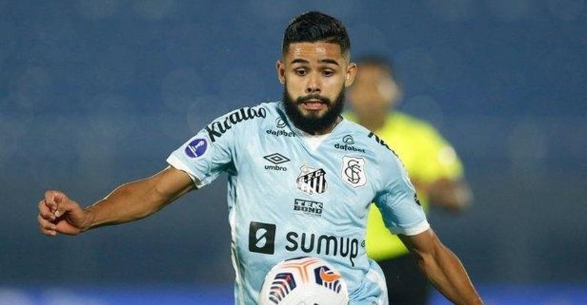 Ali Koç sahanın ortasında kalp pili duran sol beki getiriyor! Camia da şaşkın Jorge Jesus da 