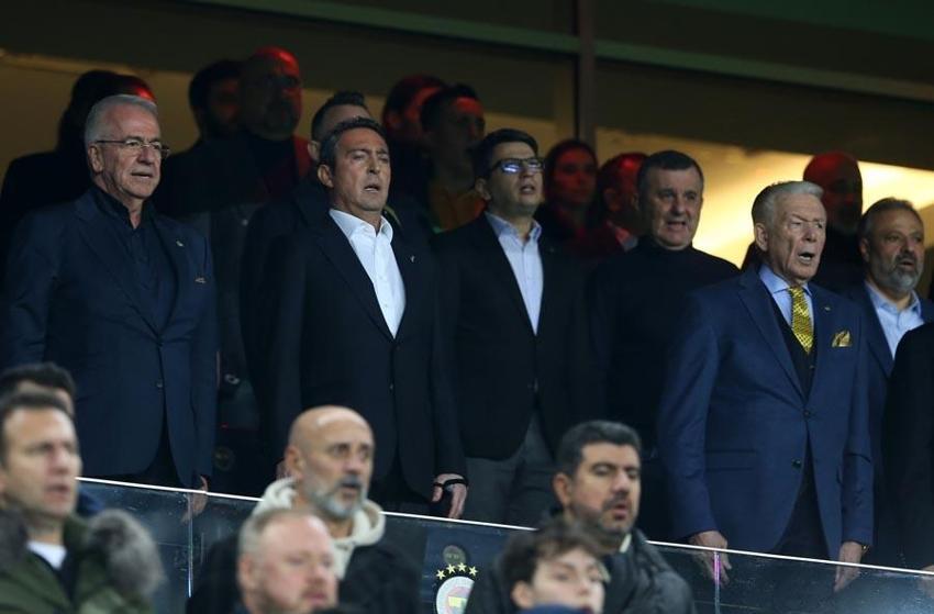 Ali Koç sahanın ortasında kalp pili duran sol beki getiriyor! Camia da şaşkın Jorge Jesus da 
