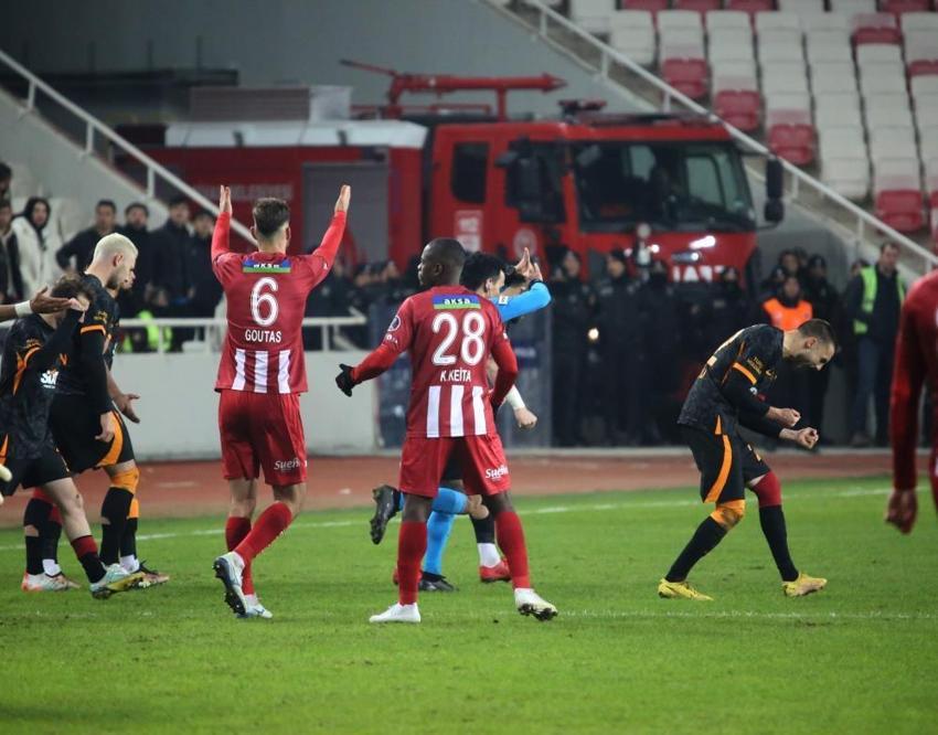 Galatasaray-Sivasspor maçına damga vuran karar! Fenerbahçe'den olay paylaşım