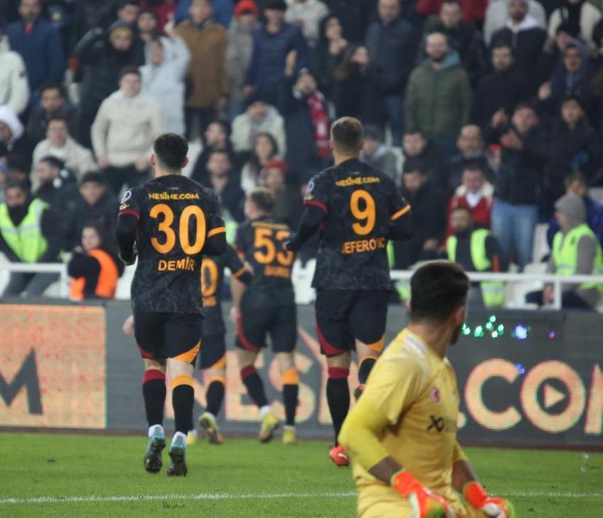Galatasaray-Sivasspor maçına damga vuran karar! Fenerbahçe'den olay paylaşım