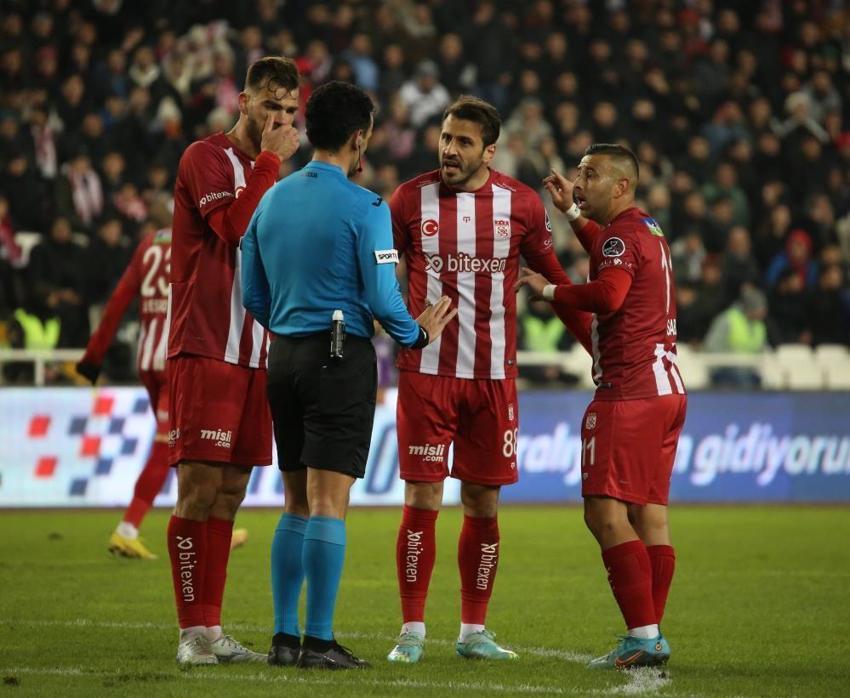 Galatasaray-Sivasspor maçına damga vuran karar! Fenerbahçe'den olay paylaşım