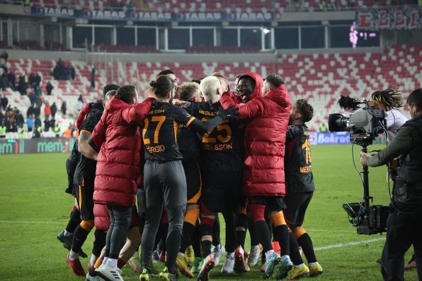 Galatasaray-Sivasspor maçına damga vuran karar! Fenerbahçe'den olay paylaşım