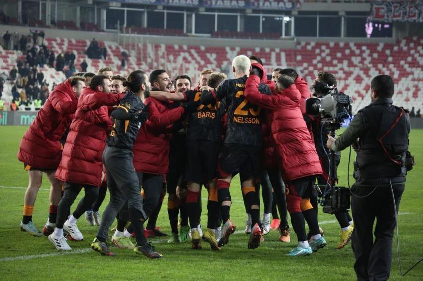 Galatasaray-Sivasspor maçına damga vuran karar! Fenerbahçe'den olay paylaşım
