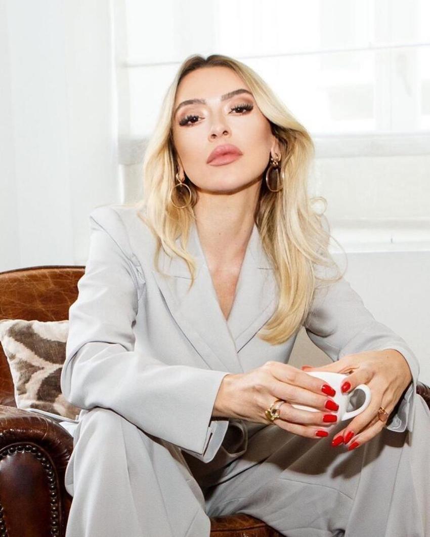 Hadise yeni yıl kıyafetiyle adından söz ettirdi