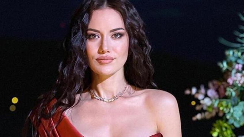 Fahriye Evcen siyahlara büründü! Karnı burnunda yılbaşı pozu